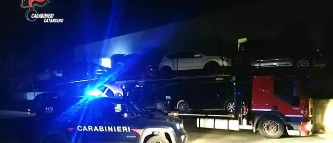 Rubavano carburante da auto pronte per la consegna: due arresti a Falerna