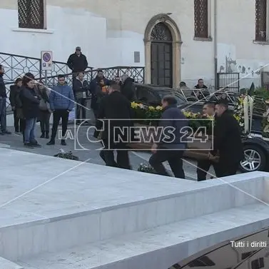 Cosenza, celebrati i funerali del tassista aggredito