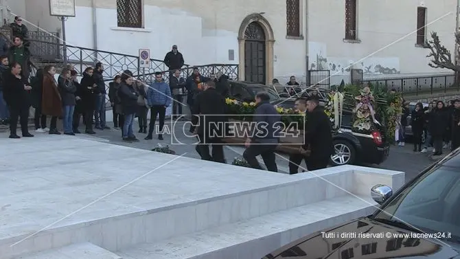 Cosenza, celebrati i funerali del tassista aggredito