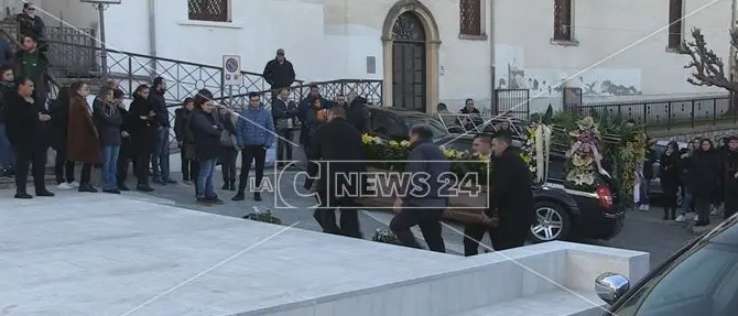 Cosenza, celebrati i funerali del tassista aggredito
