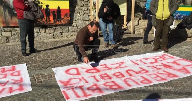 Salvini arriva a Riace, Sardine in piazza: «Resistiamo all’ondata nera»