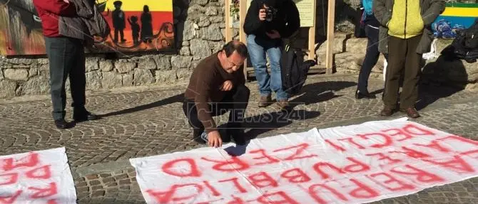 Salvini arriva a Riace, Sardine in piazza: «Resistiamo all’ondata nera»