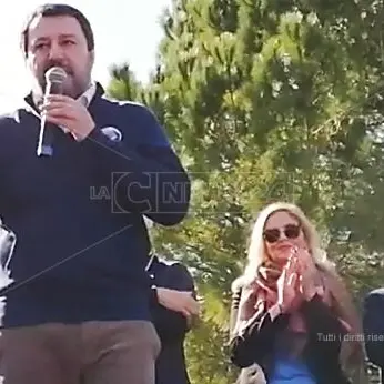 Salvini a Riace: «Bloccherò gli sbarchi di migranti e chiuderò i porti»