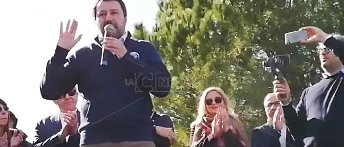 Salvini a Riace: «Bloccherò gli sbarchi di migranti e chiuderò i porti»