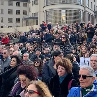Tutti con Gratteri, un fiume di persone a Catanzaro per il procuratore: il video