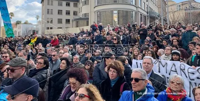 Tutti con Gratteri, un fiume di persone a Catanzaro per il procuratore: il video