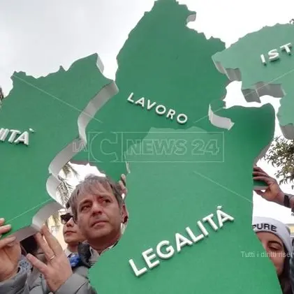 Gratteri: «Accolgo la vostra sete di giustizia». Il messaggio del procuratore ai manifestanti