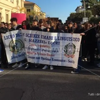 Troppi alunni e poche aule, a Locri gli studenti scendono in piazza