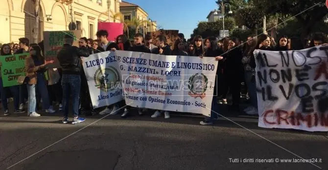 Troppi alunni e poche aule, a Locri gli studenti scendono in piazza