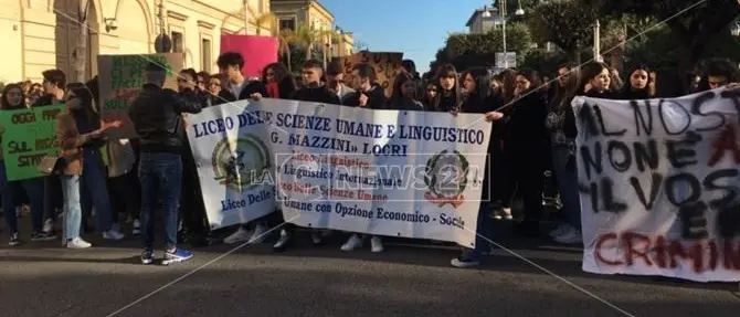 Troppi alunni e poche aule, a Locri gli studenti scendono in piazza