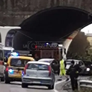 Incidente a Longobardi, auto perde il controllo e finisce fuori strada: un ferito