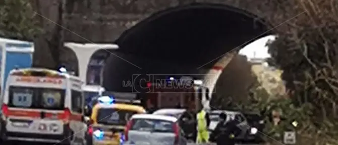 Incidente a Longobardi, auto perde il controllo e finisce fuori strada: un ferito