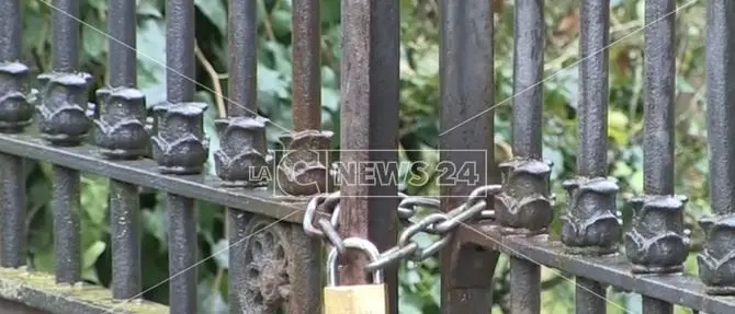 Vibo, Villa Gagliardi è chiusa... anzi no: viaggio tra rifiuti e degrado