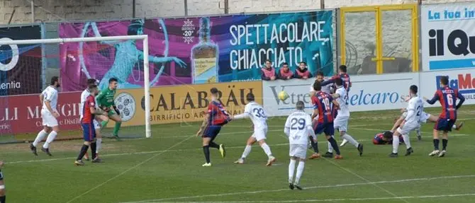 Vibonese bella solo per un tempo, la Cavese espugna il “Razza”