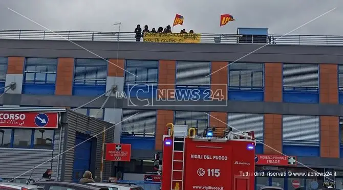 Cosenza, lavoratori Cup licenziati sul tetto del pronto soccorso