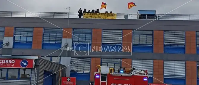Cosenza, lavoratori Cup licenziati sul tetto del pronto soccorso