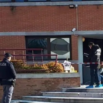 Donna si dà fuoco davanti al tribunale di Mestre per protesta:è grave