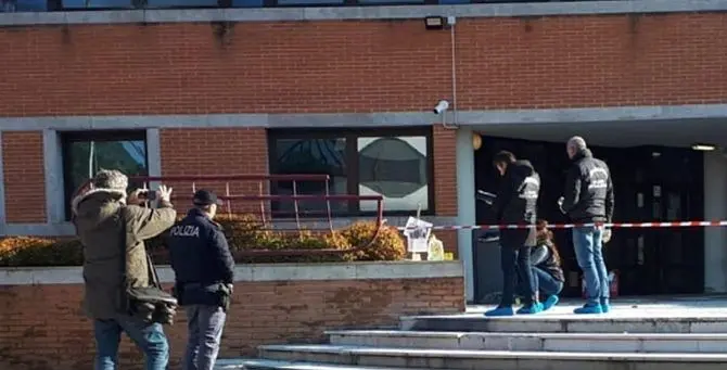 Donna si dà fuoco davanti al tribunale di Mestre per protesta:è grave