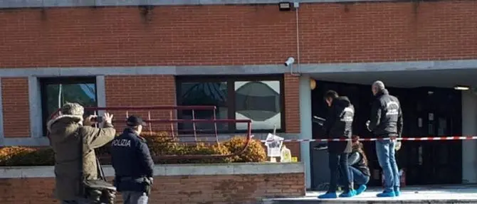 Donna si dà fuoco davanti al tribunale di Mestre per protesta:è grave