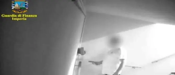 Sanremo, parla il vigile che timbrava in mutande: «Rivoglio il mio lavoro»