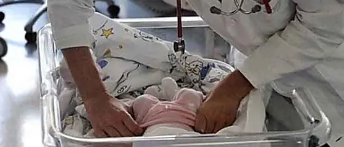 Simula 12 aborti e 4 gravidanze: non va a lavoro da 20 anni