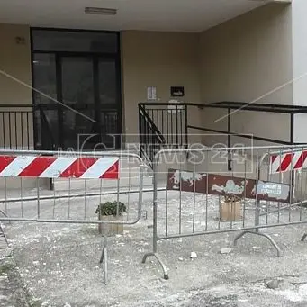 Crolla il cornicione, i residenti: «Non possiamo entrare in casa»