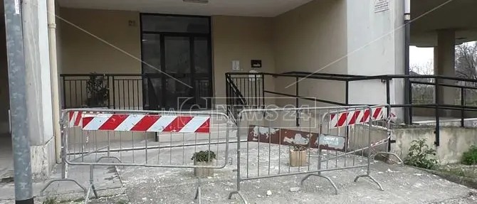 Crolla il cornicione, i residenti: «Non possiamo entrare in casa»