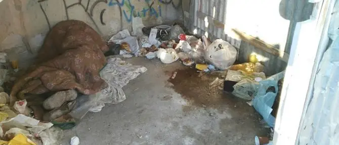 Viveva tra i rifiuti, anziano soccorso dai carabinieri: «Non mangio da giorni»