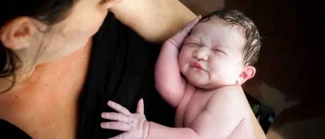 Partorisce in casa per scelta, l'esperienza di una mamma di Pianopoli