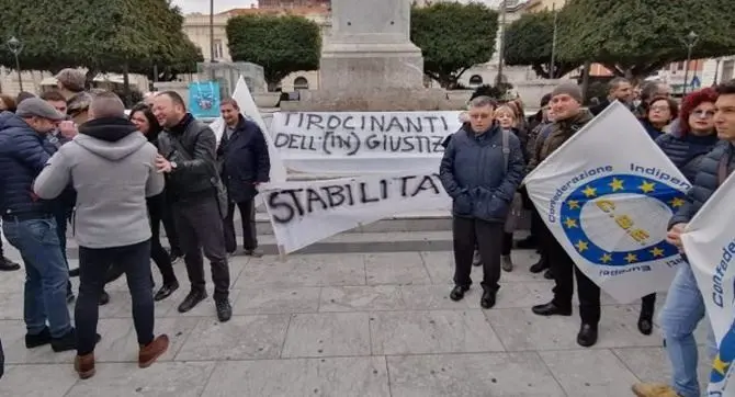 Reggio, tirocinanti della giustizia in piazza: «Precari da nove anni»