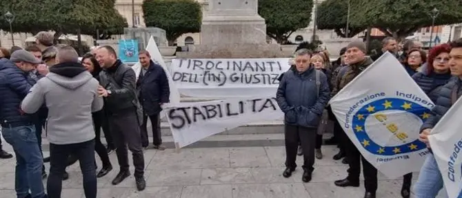 Reggio, tirocinanti della giustizia in piazza: «Precari da nove anni»