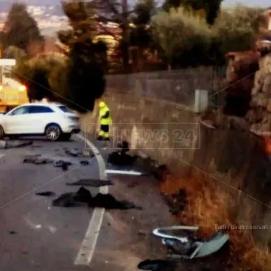 Incidente a Mendicino, auto sbanda e finisce contro un muro
