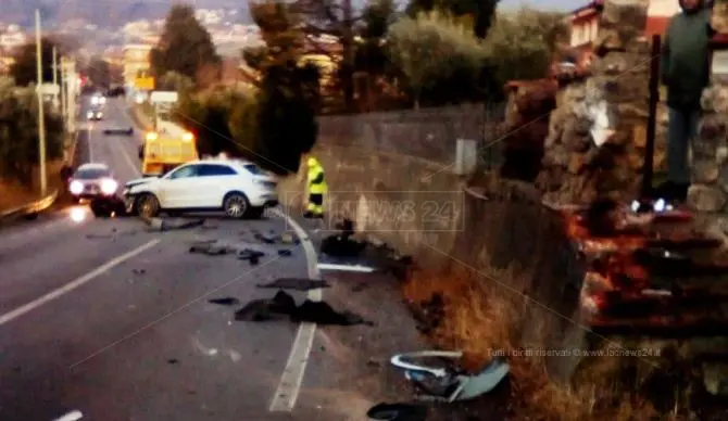 Incidente a Mendicino, auto sbanda e finisce contro un muro