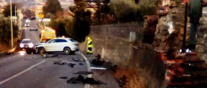 Incidente a Mendicino, auto sbanda e finisce contro un muro