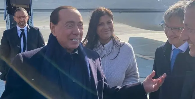 Regionali, Berlusconi è arrivato a Lamezia: «Qui c'è un clima fantastico»