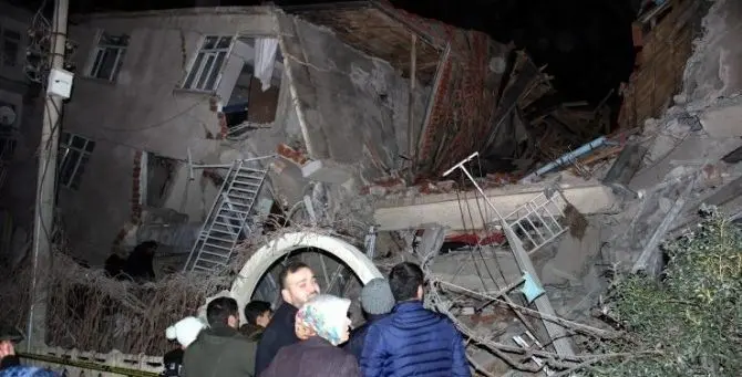 Violenta scossa di terremoto in Turchia, almeno 20 morti e oltre 500 feriti