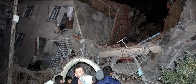 Violenta scossa di terremoto in Turchia, almeno 20 morti e oltre 500 feriti