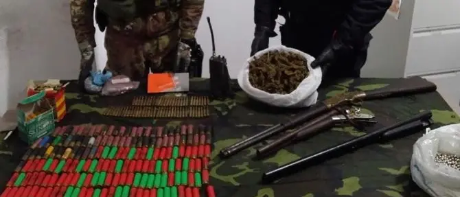 Armi e droga rinvenute in un terreno demaniale nella Locride