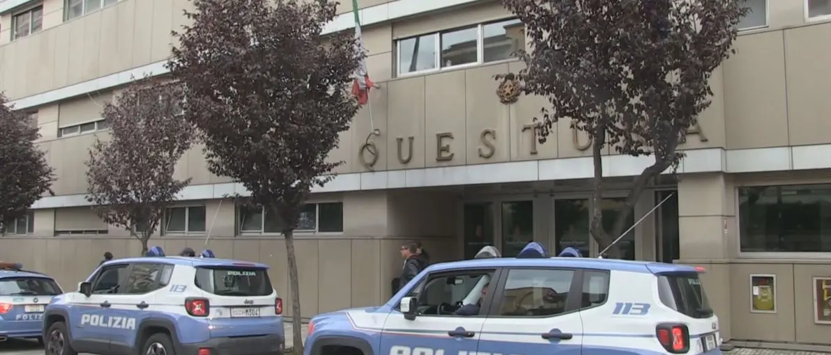 Cosenza, spacciavano marijuana in zona autolinee: denunciati dalla polizia