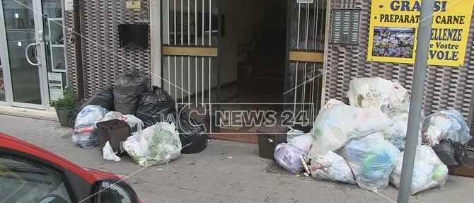 Caos rifiuti a Cosenza, pronto il contratto con l'Ato ma le criticità restano