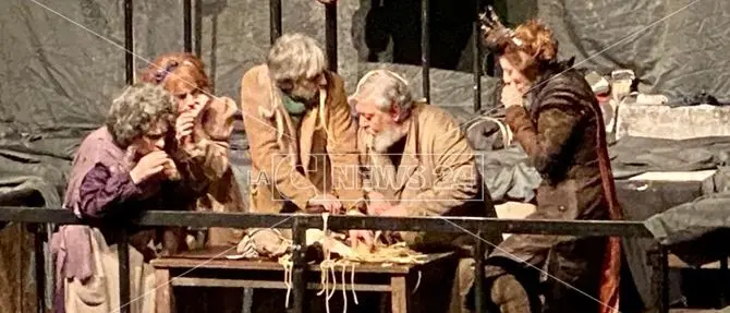 Miserie di ieri e di oggi nello spettacolo di Scarpetta interpretato da Lello Arena
