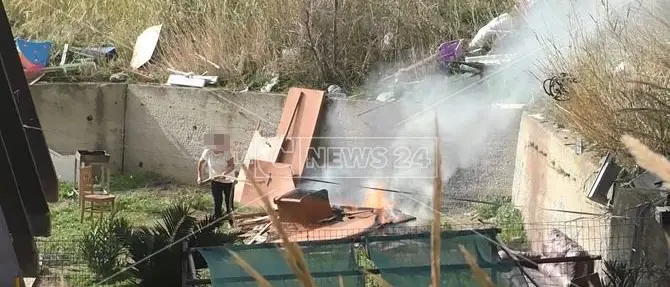 Elezioni, la vigilia del voto tra i cittadini dimenticati del ghetto rom di Catanzaro