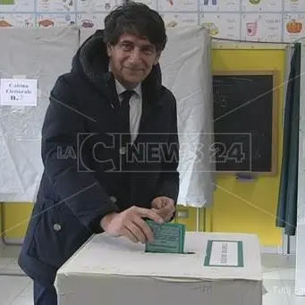 Elezioni Calabria, ecco chi è Carlo Tansi: il geologo anti-casta che sfida Oliverio