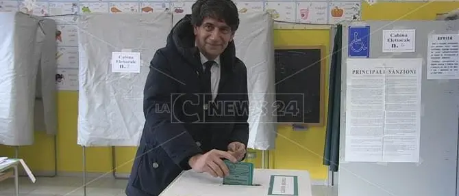 Elezioni Calabria, ecco chi è Carlo Tansi: il geologo anti-casta che sfida Oliverio