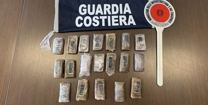 Droga nascosta sulla spiaggia di Pizzo rinvenuta dalla guardia costiera