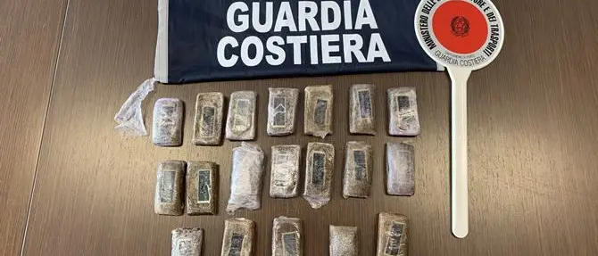 Droga nascosta sulla spiaggia di Pizzo rinvenuta dalla guardia costiera