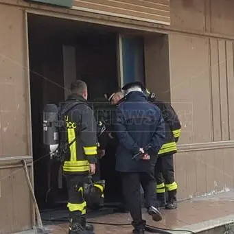 Panico a Vibo Valentia, molotov contro una banca in pieno centro