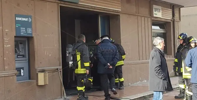 Panico a Vibo Valentia, molotov contro una banca in pieno centro