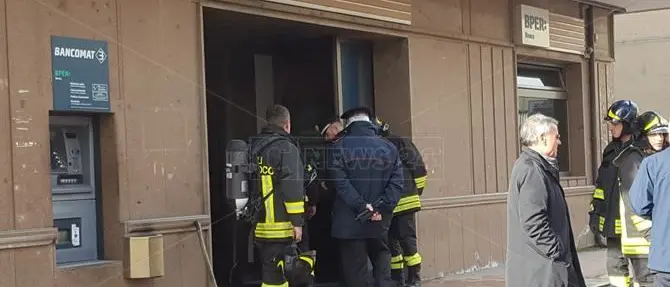 Panico a Vibo Valentia, molotov contro una banca in pieno centro