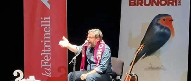 Brunori incanta l’Unical, bagno di folla per il cantautore cosentino